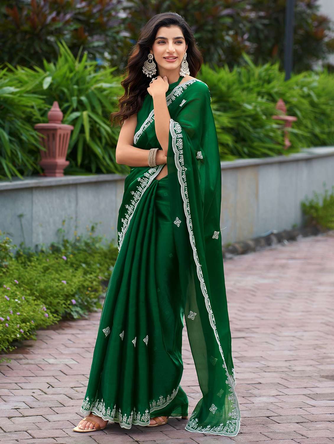 Women Solid With Work Embroidered Saree With Blouse - 22593157 -  Standard Image - 4