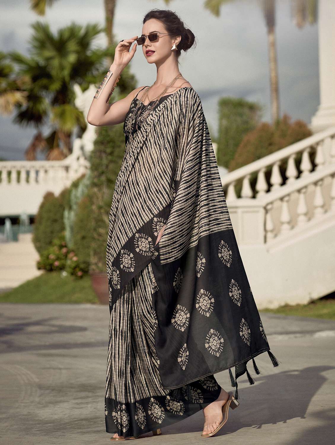 women printed casual wear saree with blouse