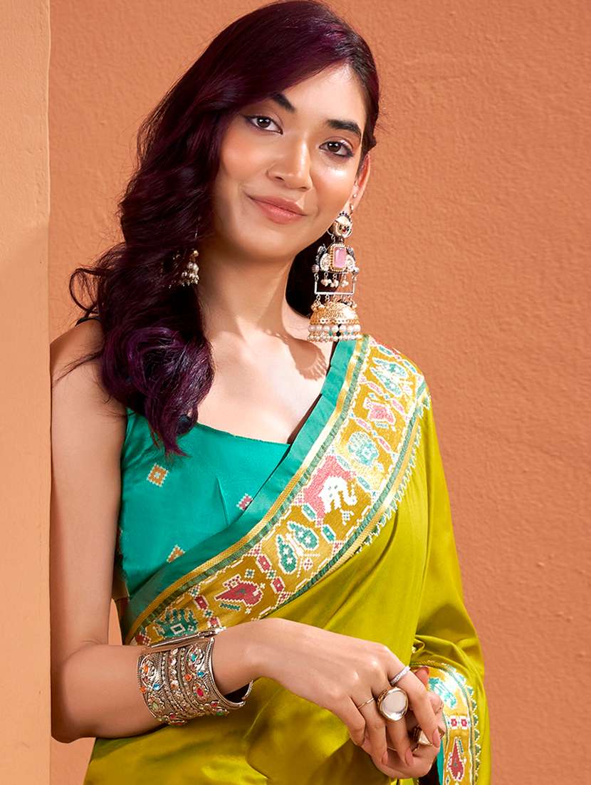 women solid with bordered patola saree with blouse - 22593510 -  Standard Image - 4
