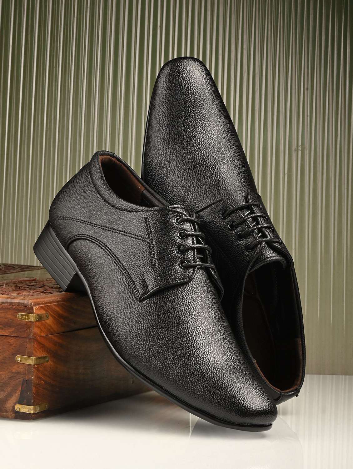 men solid lace up derby shoes