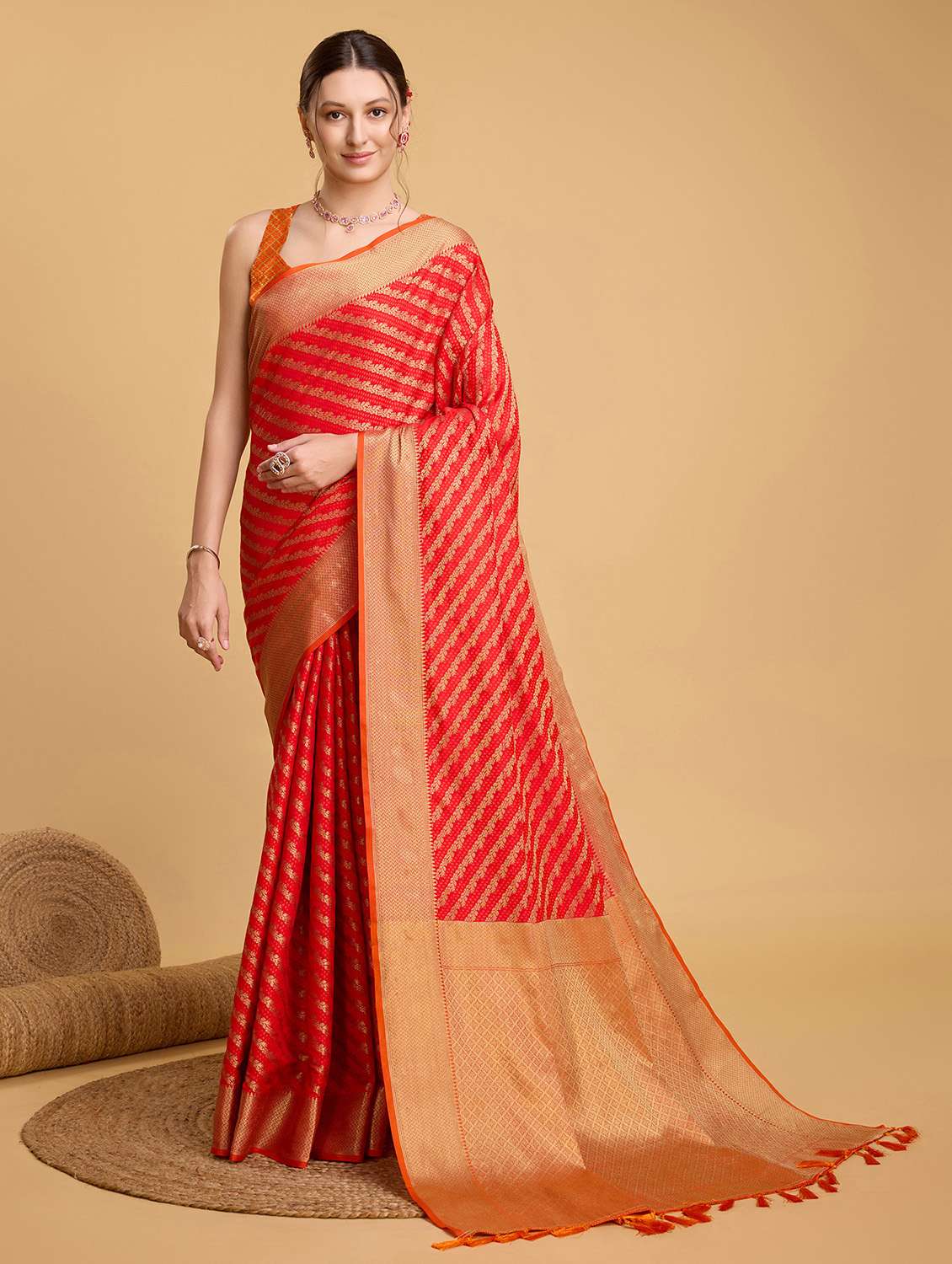women self design bordered saree with blouse