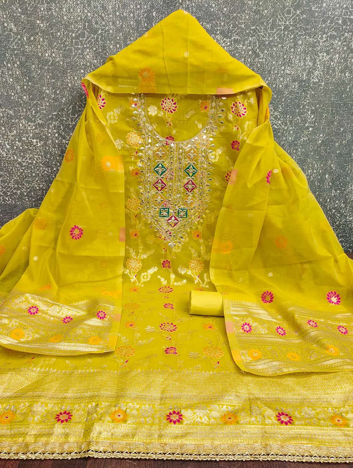 Women Self Design Unstitched Suit Set - 22597030 -  Standard Image - 4