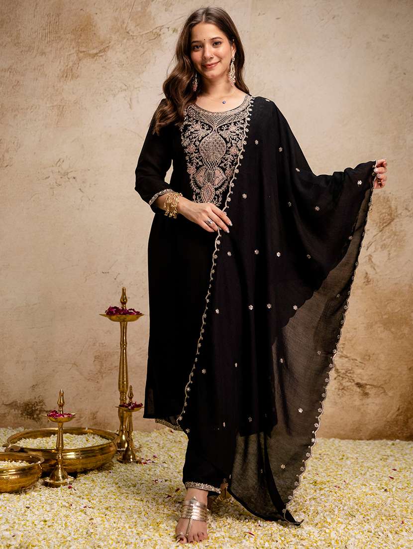 women embroidered three quarter sleeves kurta pant set with dupatta