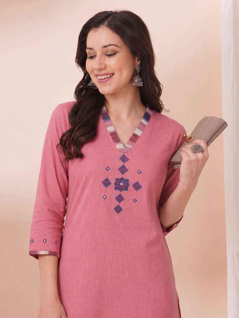 Women Printed Three Quarter Sleeves Straight Kurta - 22601151 -  Standard Image - 1