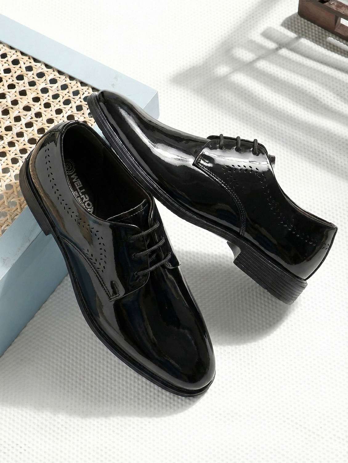 men black lace-up oxford