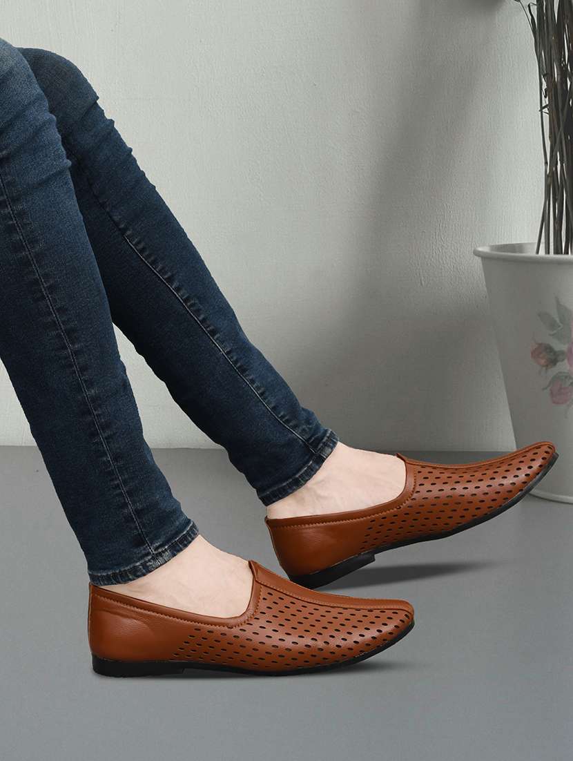 men cutwork slip on jutti - 22604303 -  Standard Image - 4