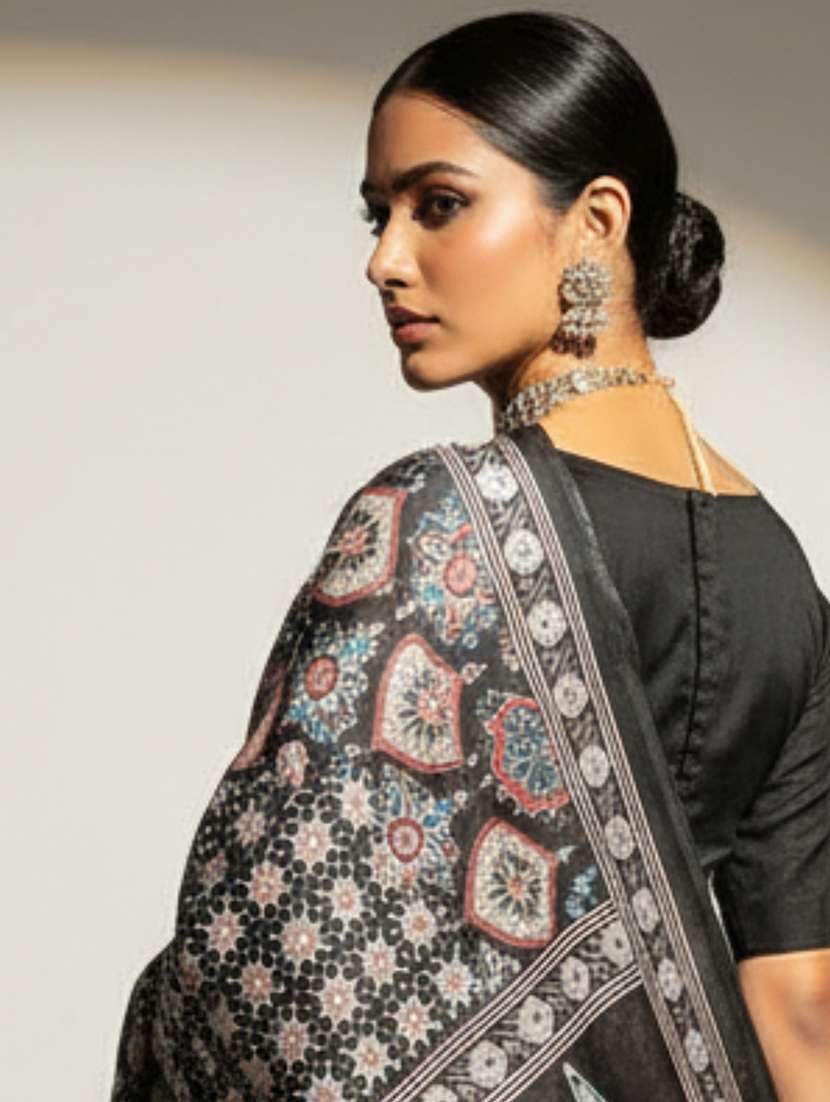 women printed casual wear saree with blouse - 22605699 -  Standard Image - 1