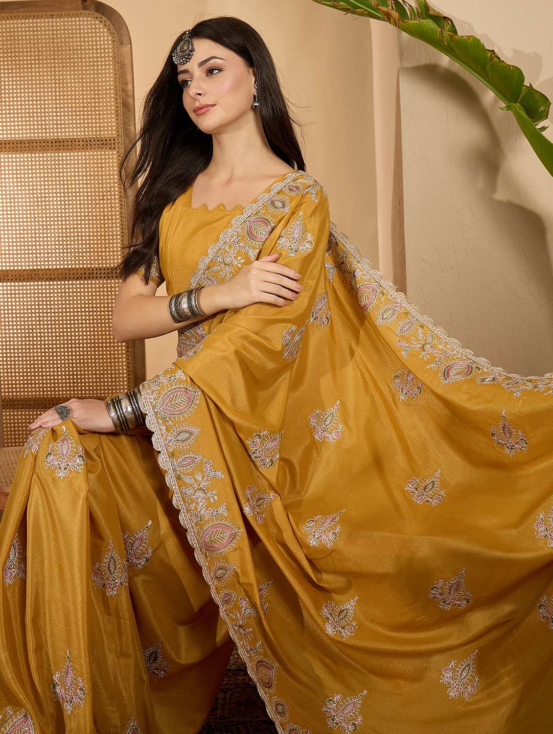 Women Solid With Work Embroidered Saree With Blouse - 22610137 -  Standard Image - 4