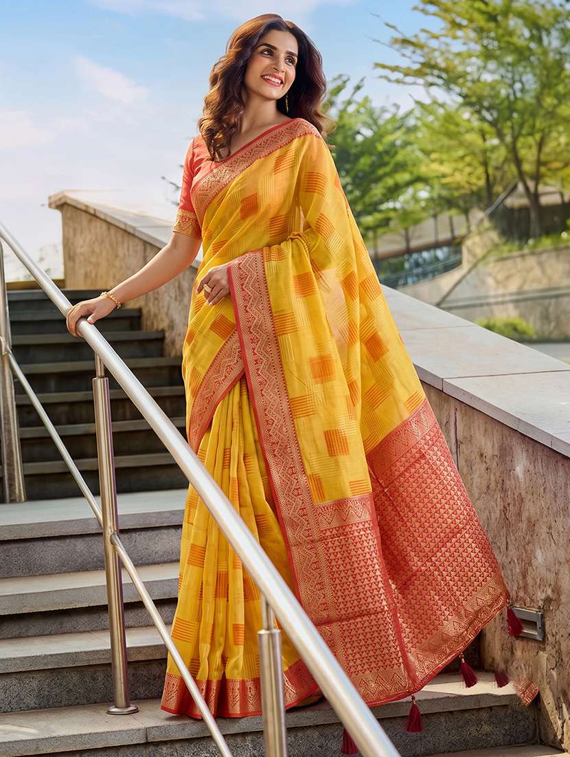 women self design bordered saree with blouse