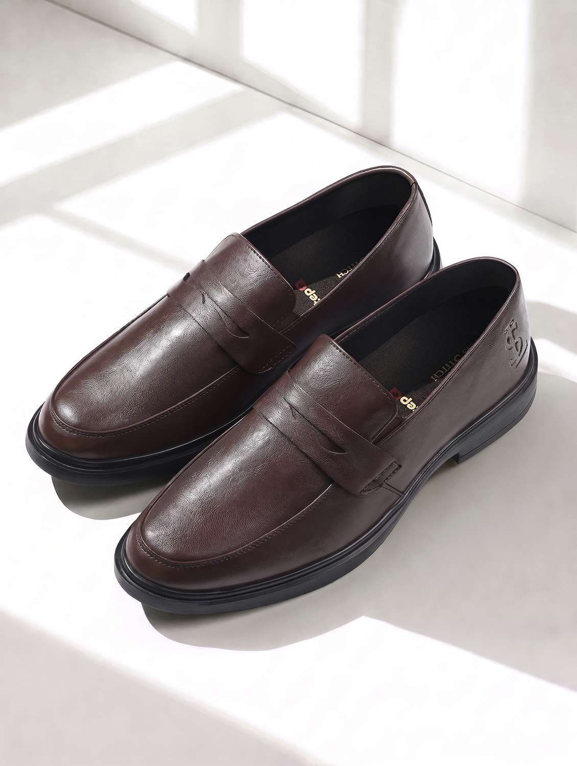 men solid slip on formal shoes