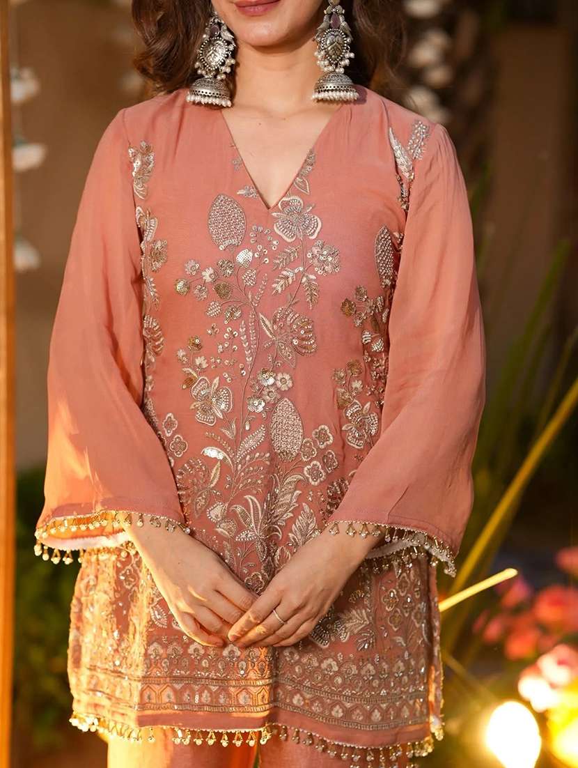 Women Embroidered Three Quarter Sleeves Kurta Pant Set - 22616301 -  Standard Image - 4