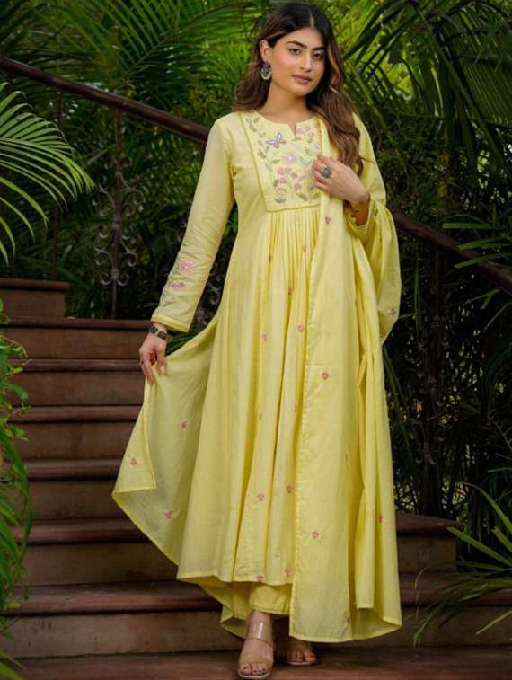 women embroidered long sleeves kurta pant set with dupatta