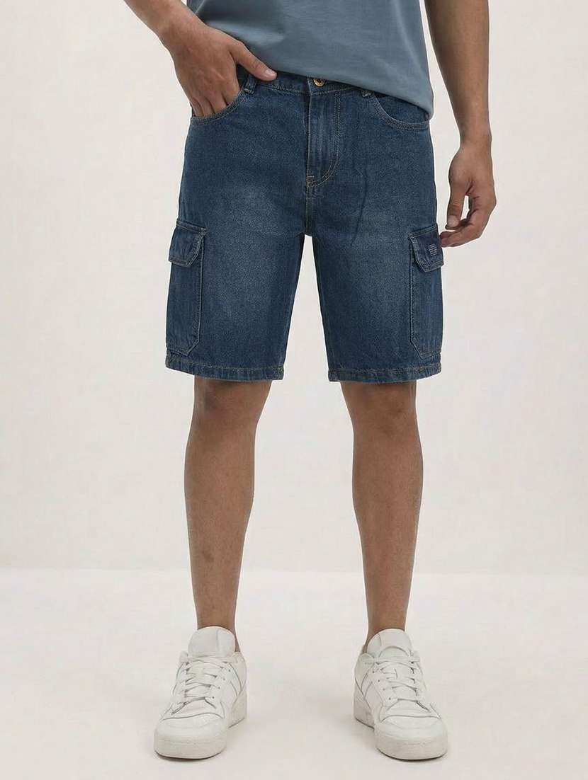 men washed mid rise regular fit cargo shorts