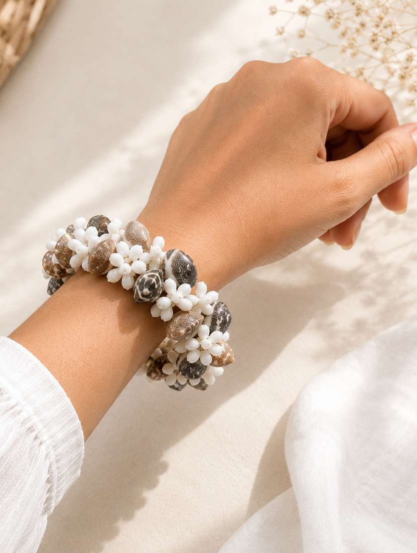  white handmade shell bangle bracelet  - 22618330 -  Standard Image - 1