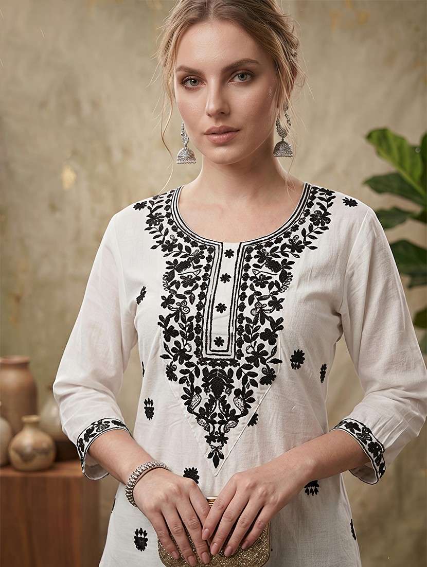 Women Embroidered Three Quarter Sleeves Straight Kurta - 22625719 -  Standard Image - 1
