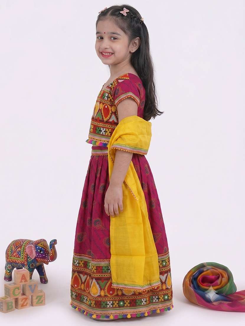 girls embroidered short sleeves costume - 22639549 -  Standard Image - 1