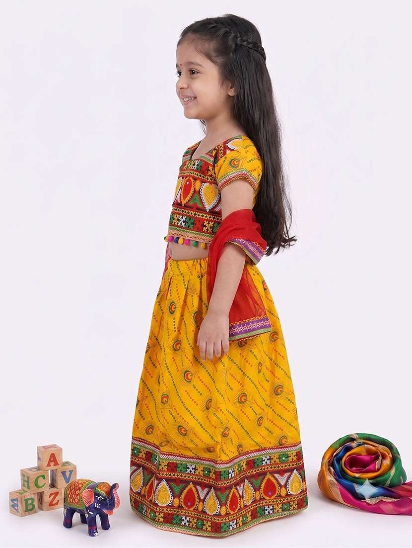 girls embroidered short sleeves costume - 22639554 -  Standard Image - 1