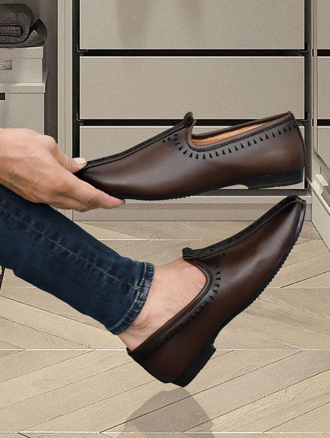 Men Cutwork Slip On Mojari - 22642833 -  Standard Image - 4