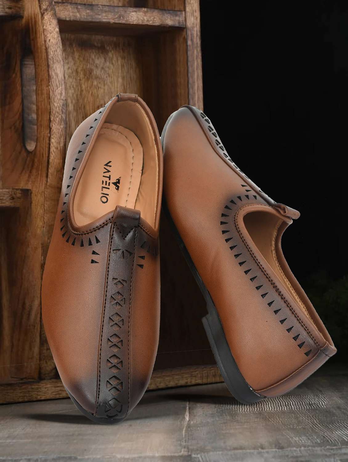 Men Cutwork Slip On Mojari - 22642834 -  Standard Image - 1