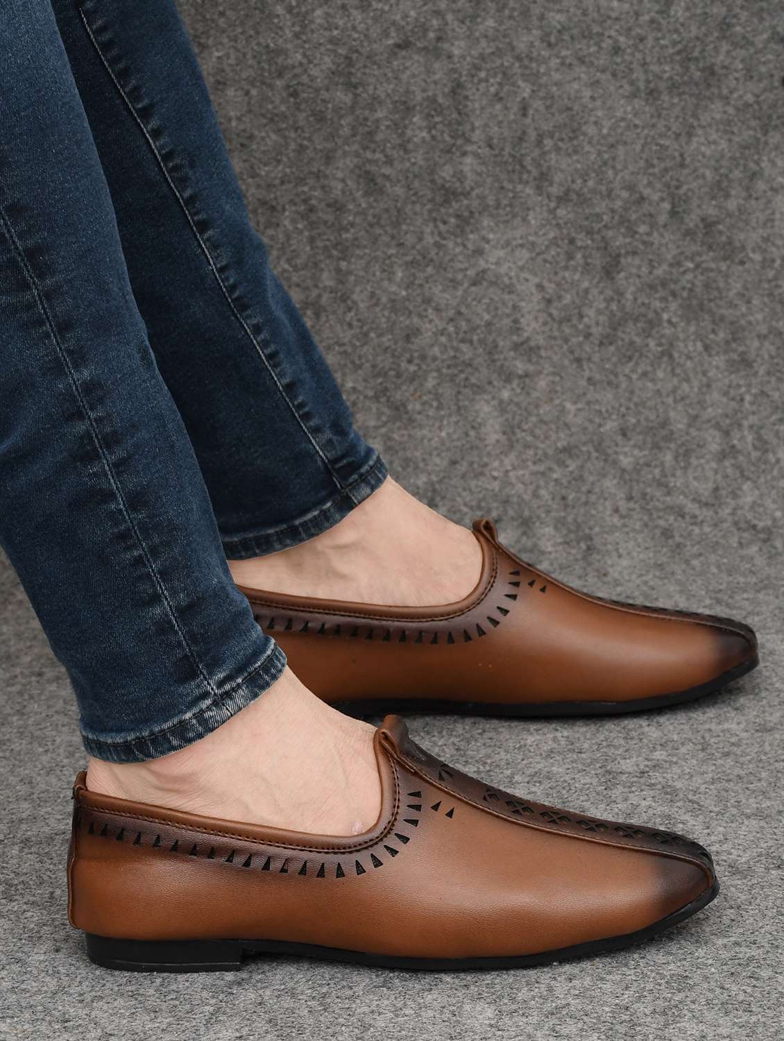 Men Cutwork Slip On Mojari - 22642834 -  Standard Image - 4