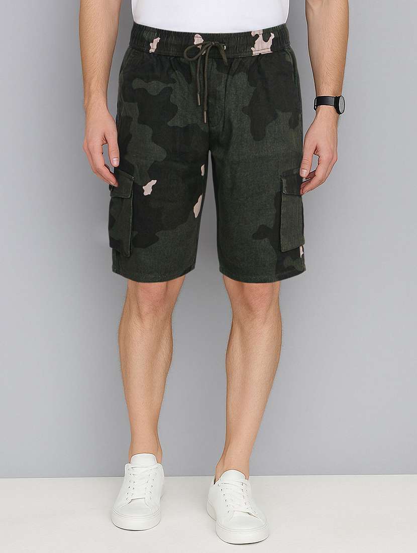 men camouflage mid rise regular fit cargo shorts