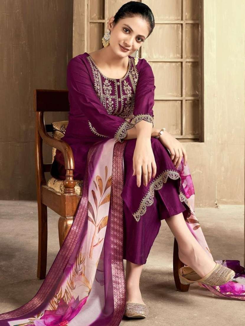 Women Embroidered Three Quarter Sleeves Kurta Pant Set With Dupatta - 22658837 -  Standard Image - 4