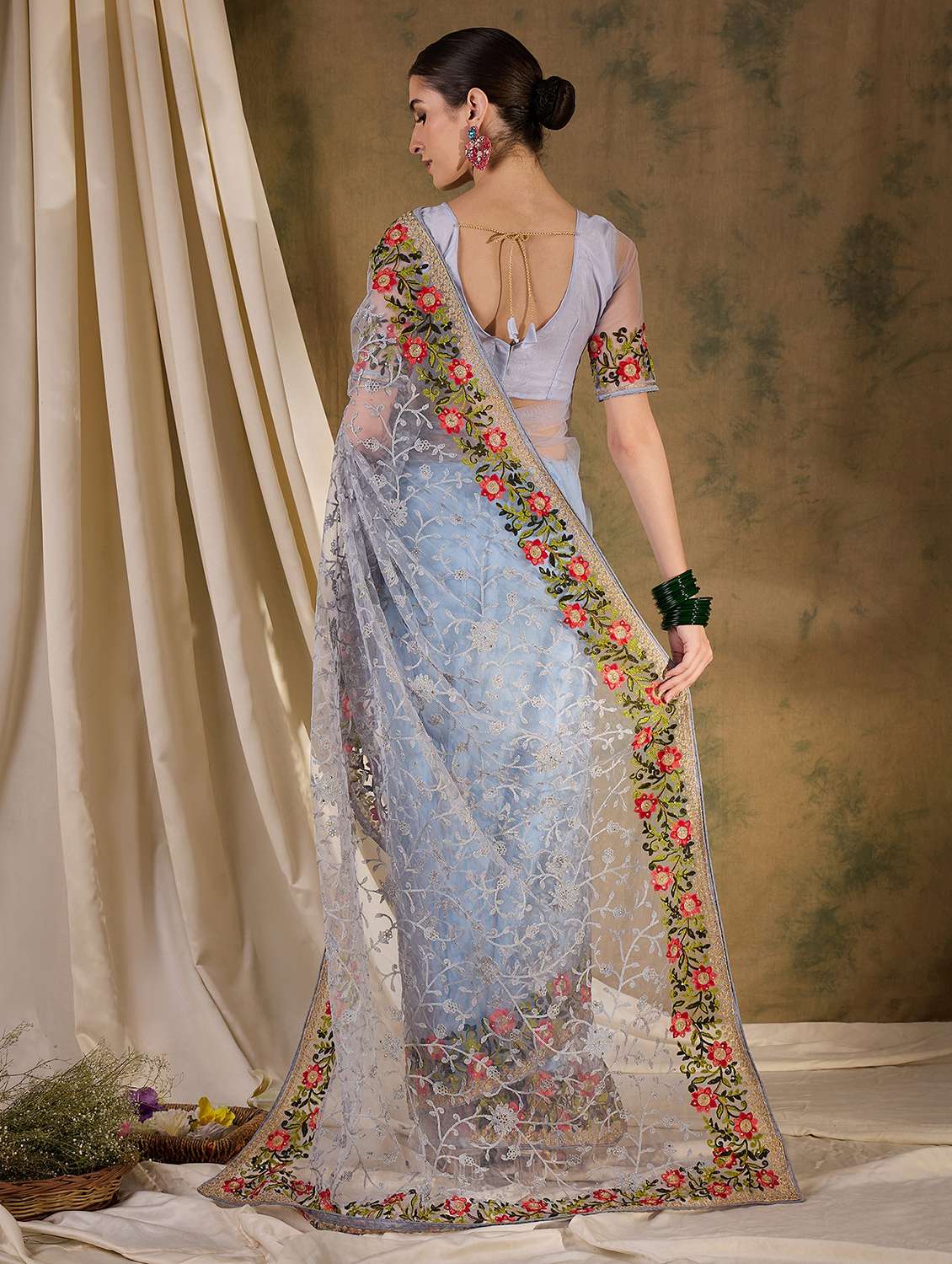 Women Solid With Work Embroidered Saree With Blouse - 22660434 -  Standard Image - 4