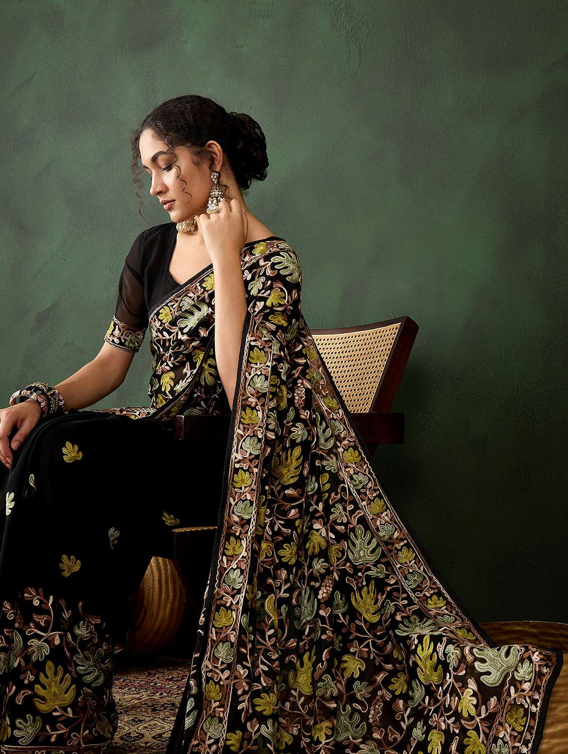 Women Solid With Work Embroidered Saree With Blouse - 22660551 -  Standard Image - 4