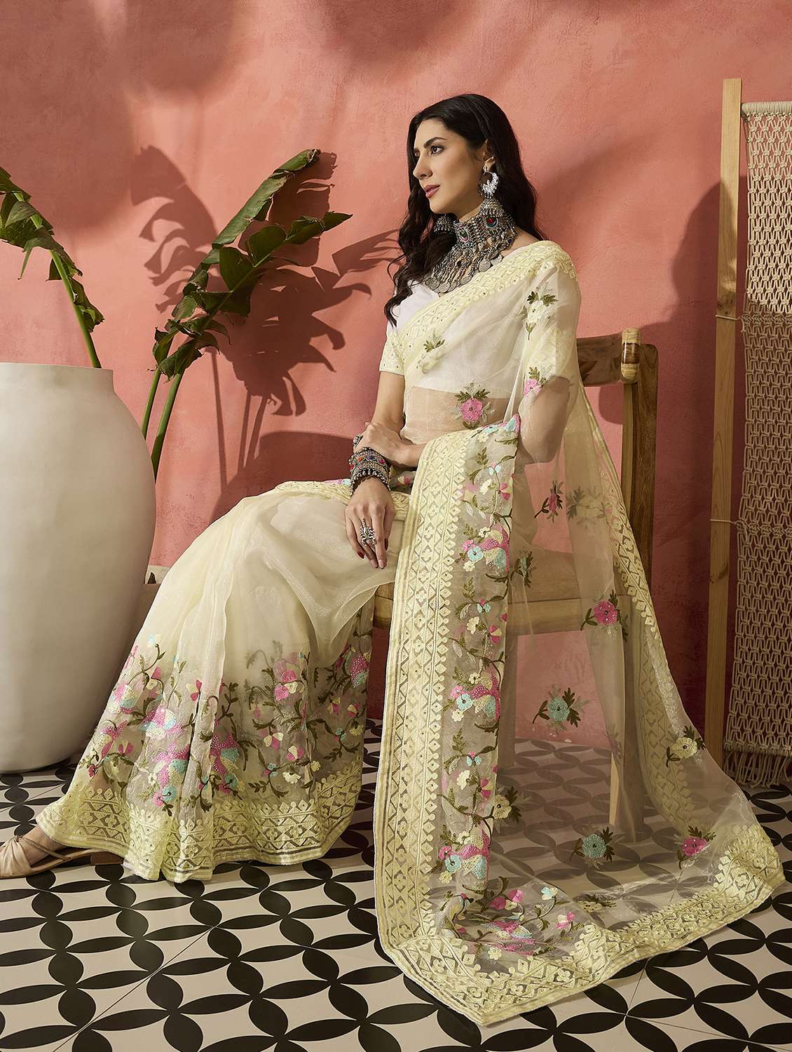 Women Solid With Work Embroidered Saree With Blouse - 22660650 -  Standard Image - 4