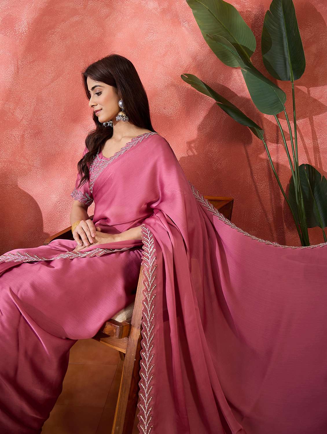 Women Solid With Embellished Bordered Saree With Blouse - 22660690 -  Standard Image - 4