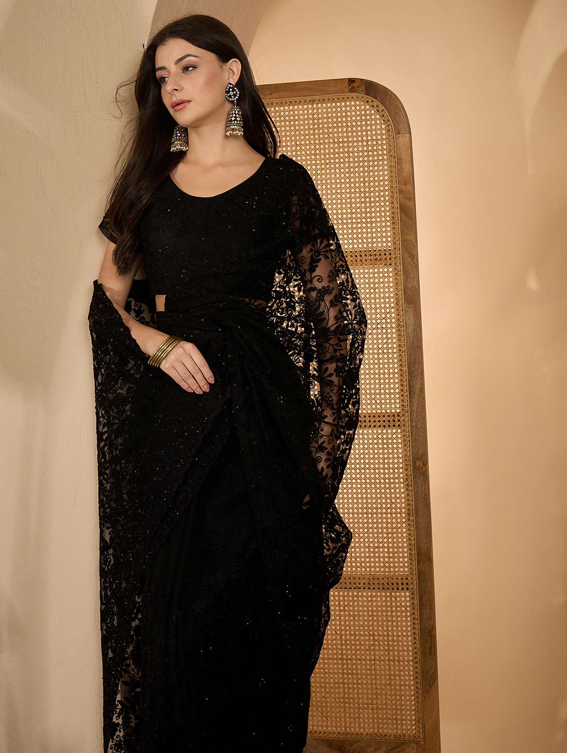 Women Solid With Work Embroidered Saree With Blouse - 22660721 -  Standard Image - 4
