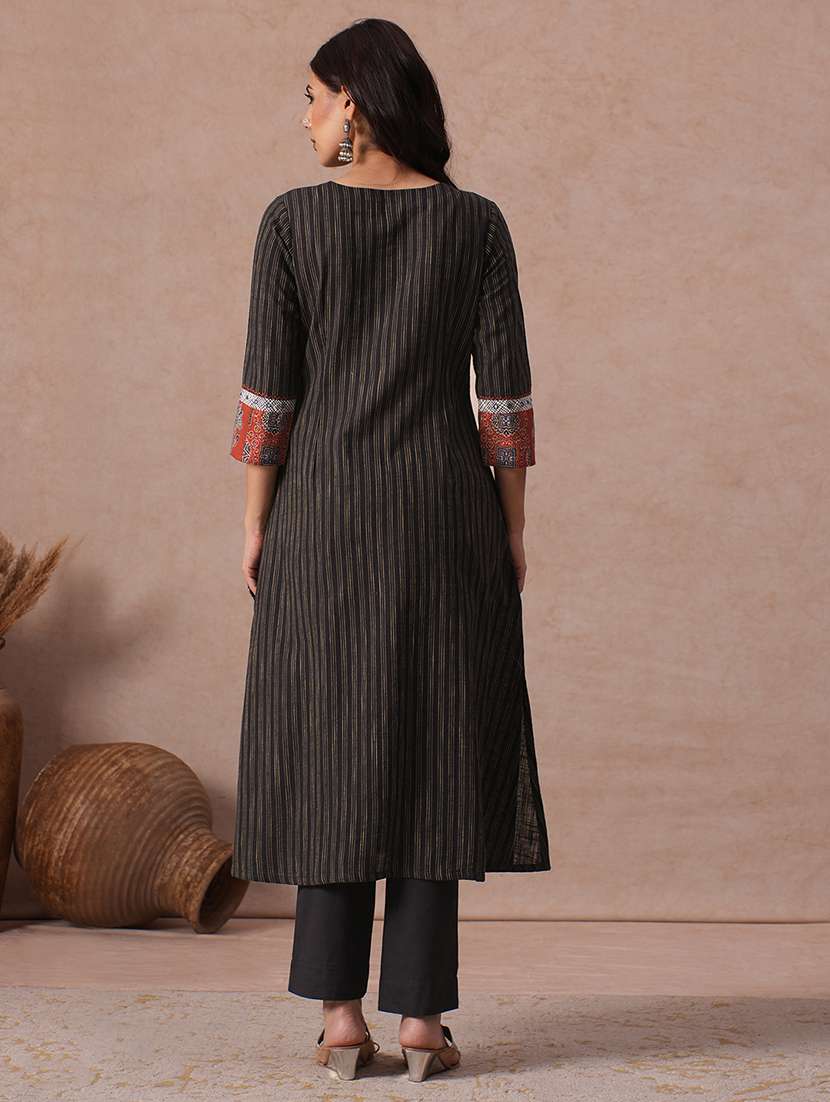 Women Printed Three Quarter Sleeves A-line Kurta - 22665485 -  Standard Image - 4