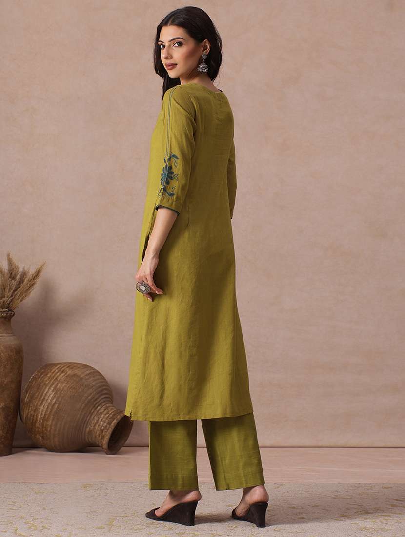 Women Embroidered Three Quarter Sleeves Straight Kurta - 22665494 -  Standard Image - 4