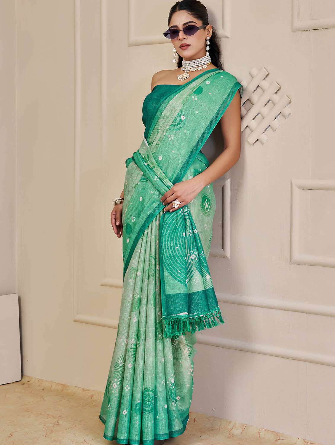 women printed casual wear saree with blouse - 22686629 -  Standard Image - 4