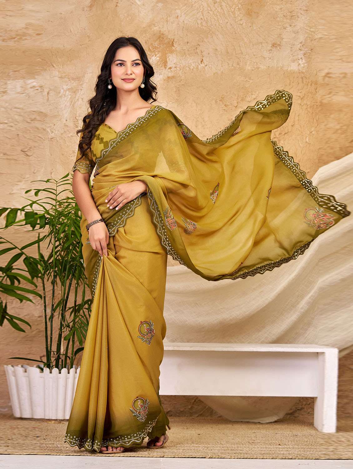 women printed embellished saree with blouse - 22686706 -  Standard Image - 4