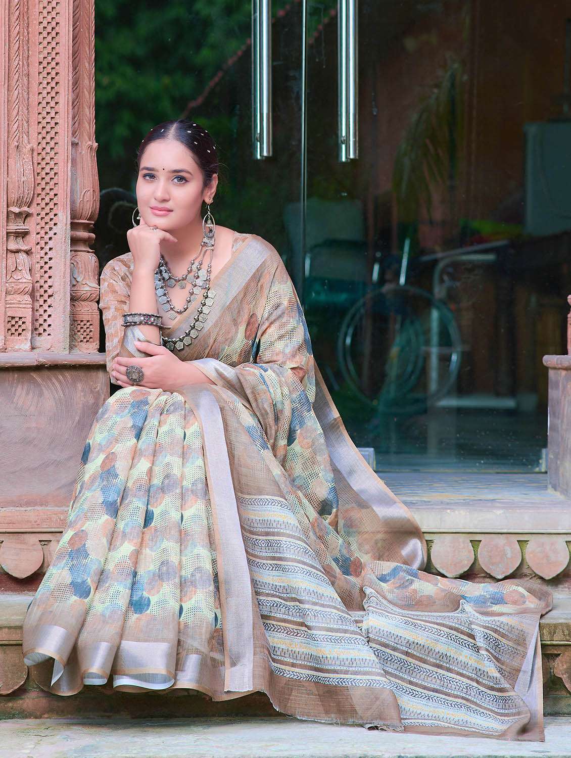 Women Printed Casual Wear Saree With Blouse - 22686791 -  Standard Image - 4