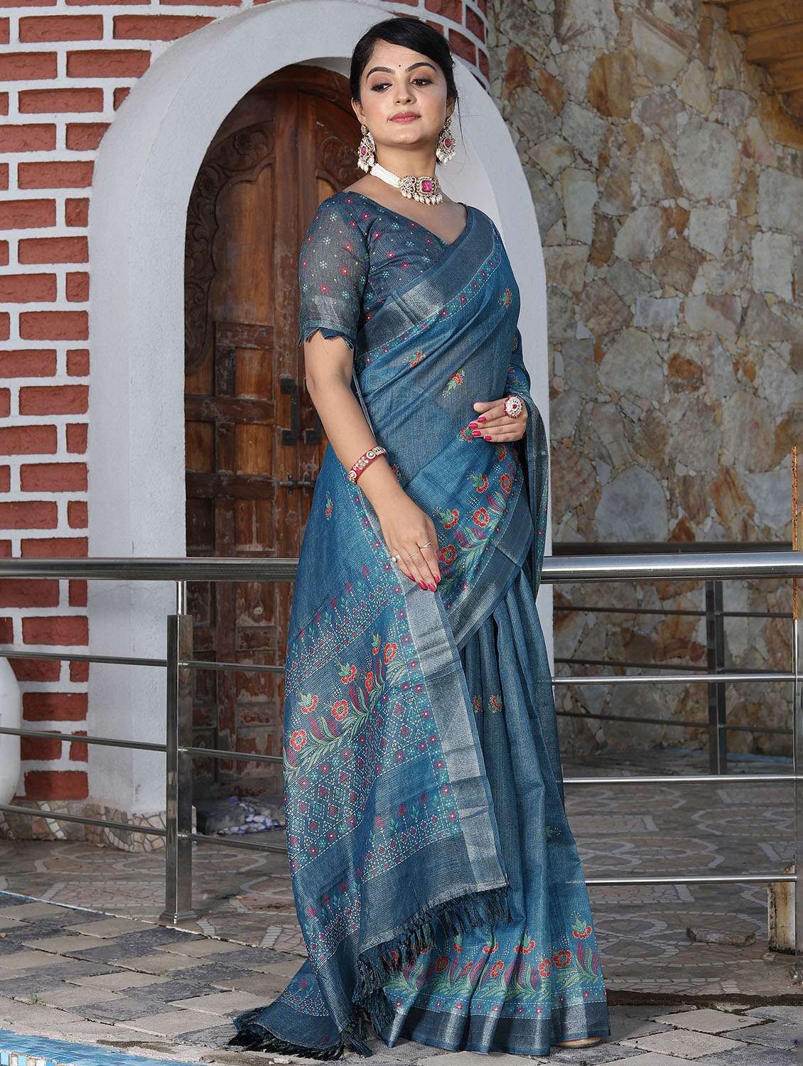 Women Printed Casual Wear Saree With Blouse - 22686839 -  Standard Image - 4