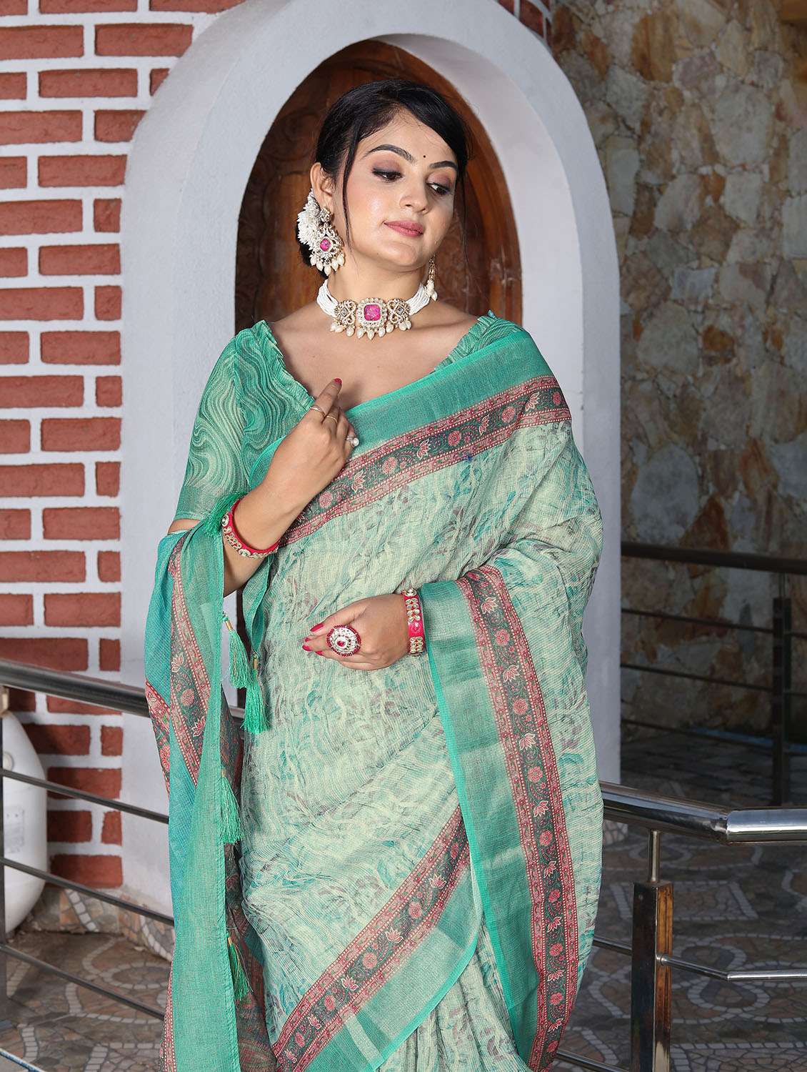 Women Printed Casual Wear Saree With Blouse - 22686846 -  Standard Image - 1