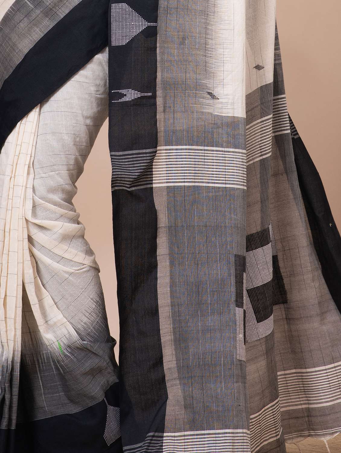 Women Self Design Handloom Saree With Blouse - 22687612 -  Standard Image - 1