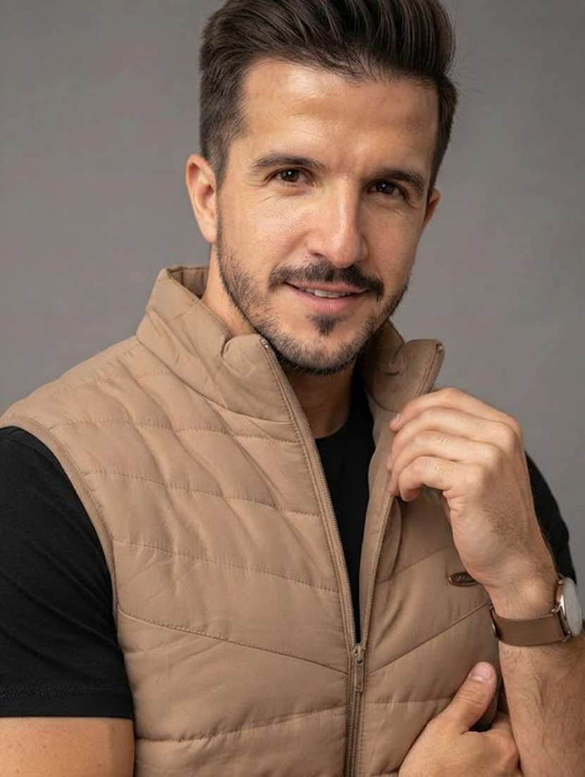 Men Solid Sleeveless Puffer Jacket - 22688693 -  Standard Image - 1