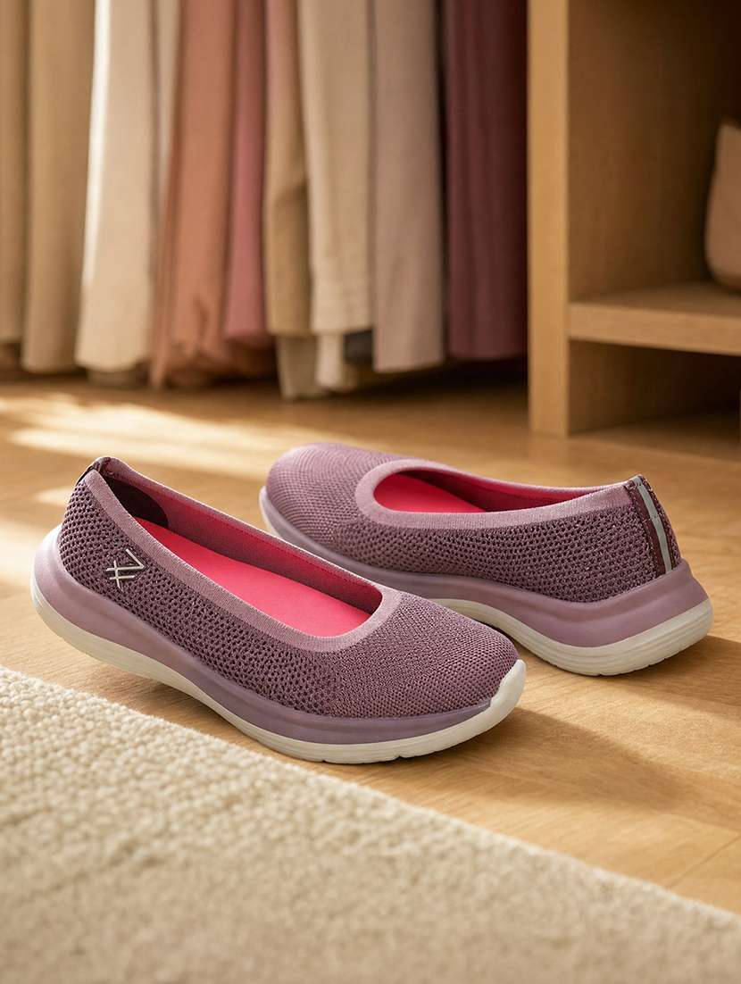 women textured slip on casual shoes