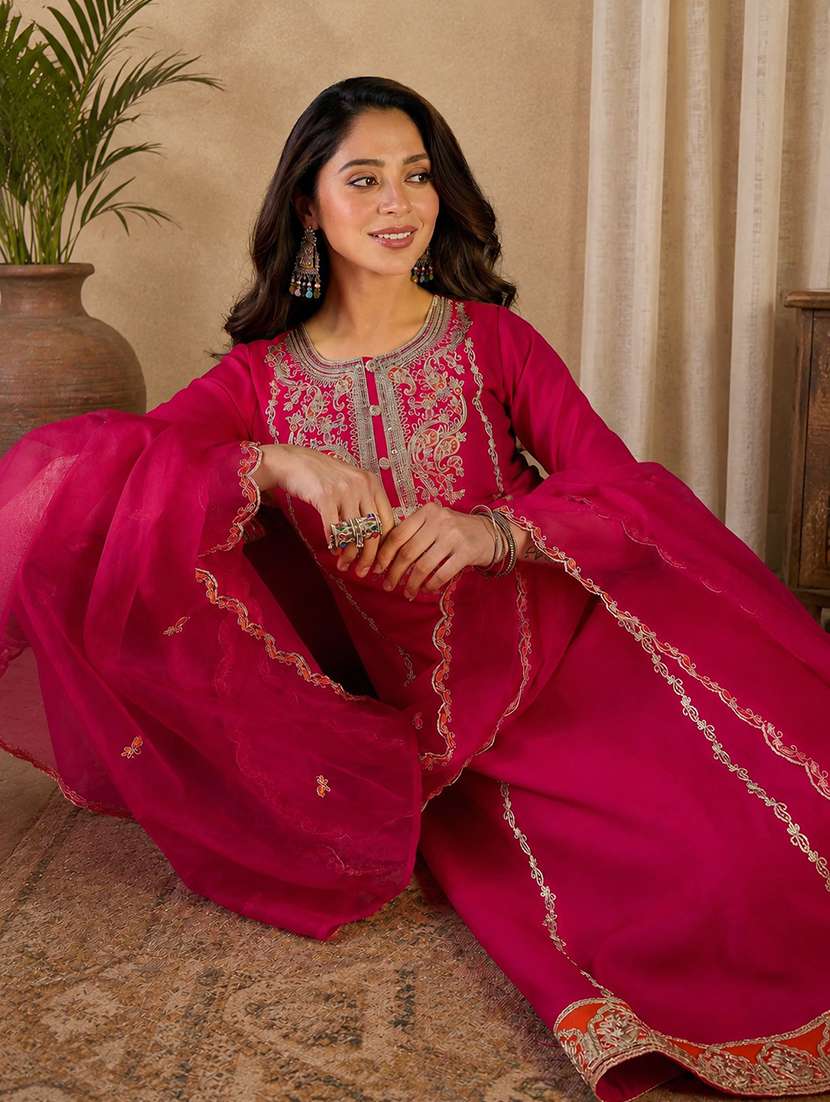 Women Embroidered Three Quarter Sleeves Kurta Pant Set With Dupatta - 22696783 -  Standard Image - 4