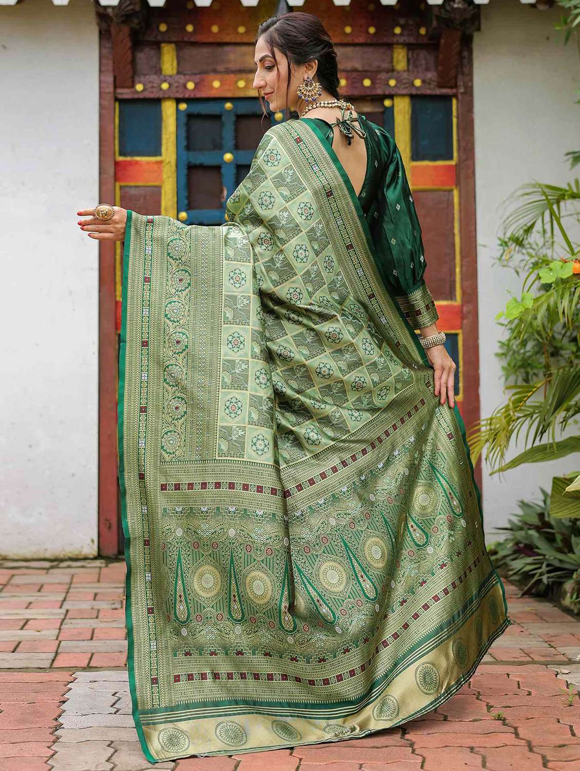 Women Self Design Banarasi Saree With Blouse - 22696876 -  Standard Image - 4