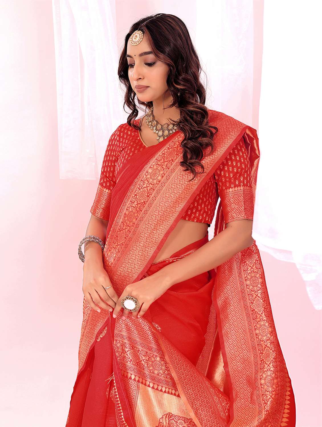 Women Self Design Bordered Saree With Blouse - 22700675 -  Standard Image - 1
