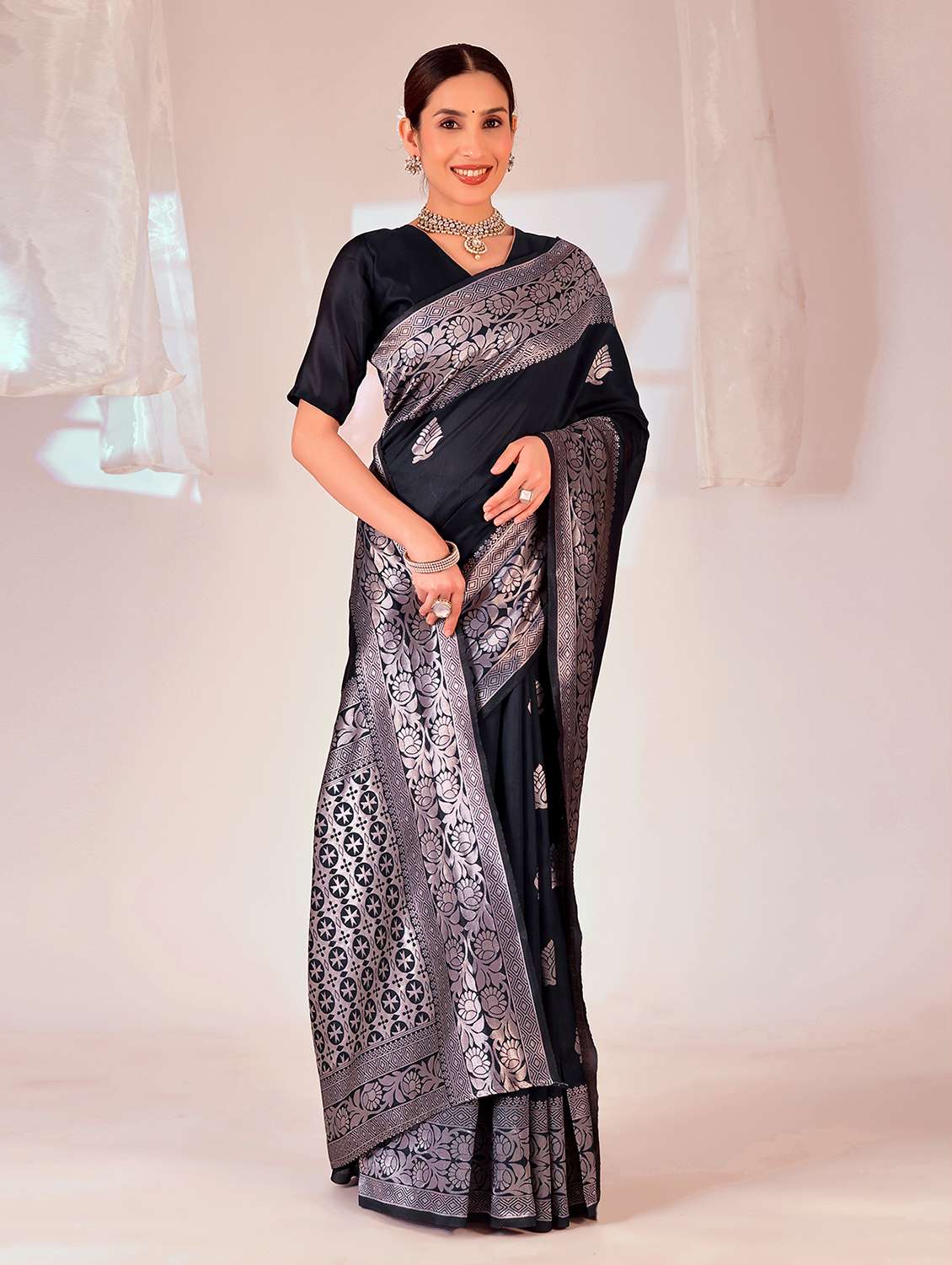 Women Self Design Bordered Saree With Blouse - 22700733 -  Standard Image - 4