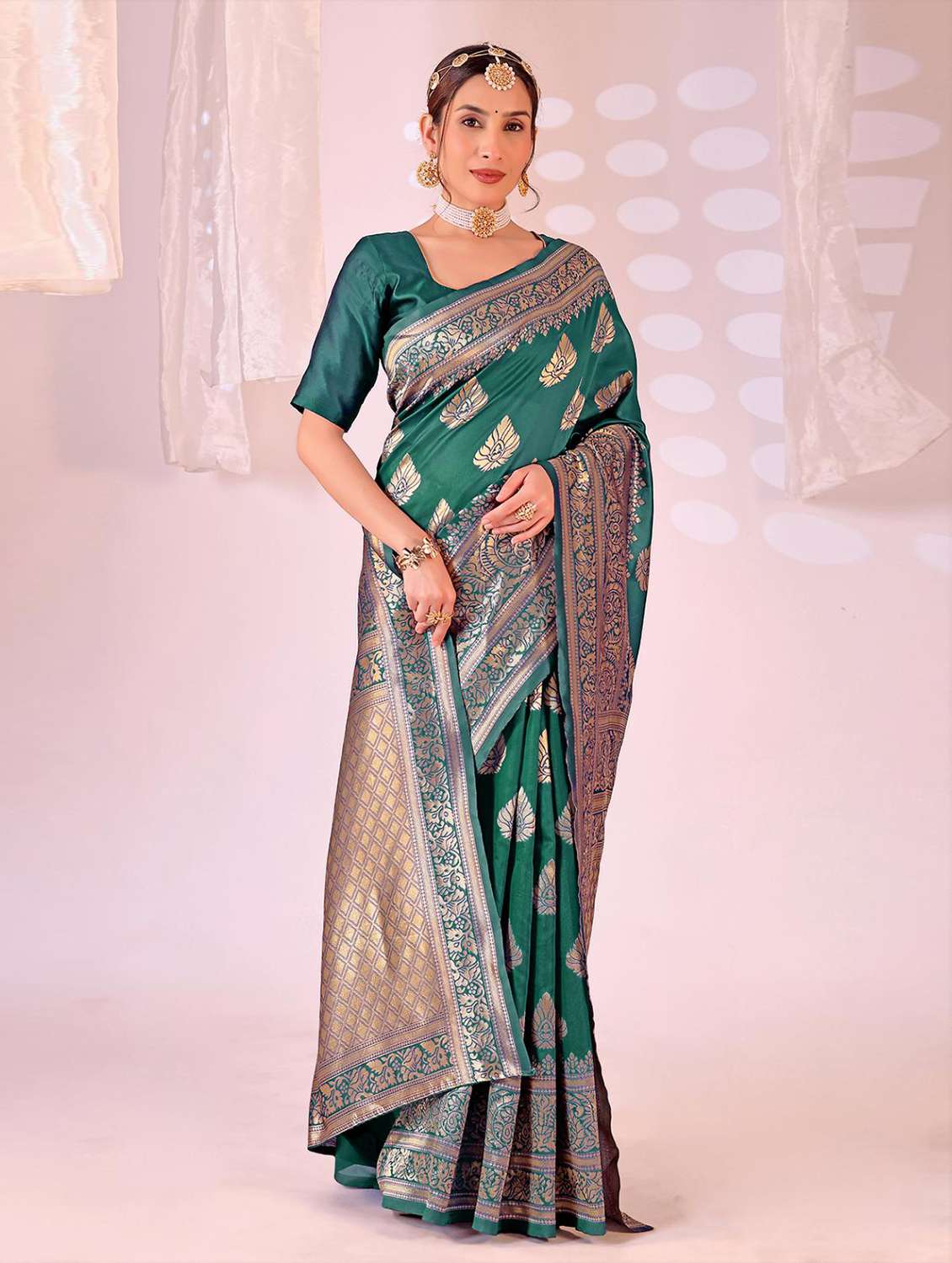 Women Self Design Banarasi Saree With Blouse - 22700750 -  Standard Image - 4
