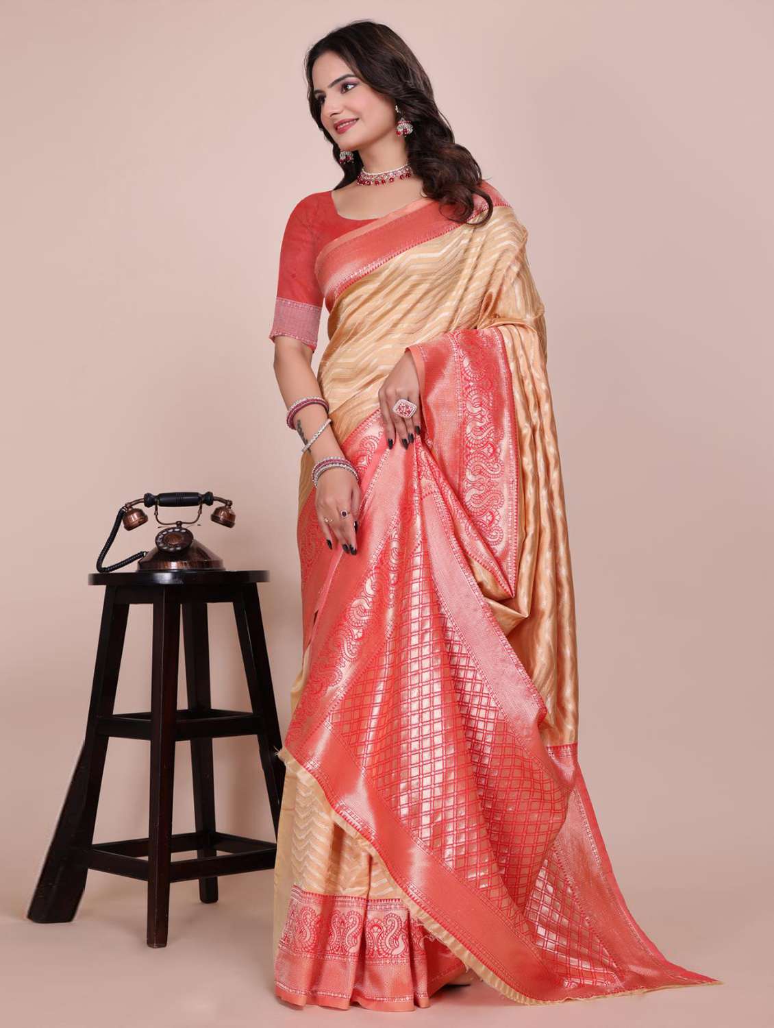 Women Self Design Banarasi Saree With Blouse - 22700775 -  Standard Image - 4