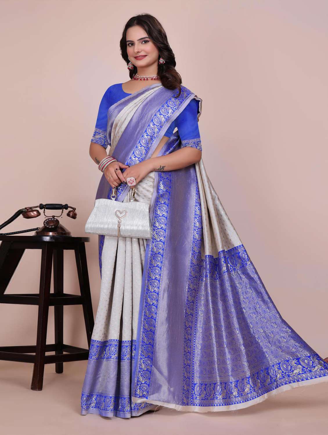 Women Self Design Banarasi Saree With Blouse - 22700776 -  Standard Image - 4