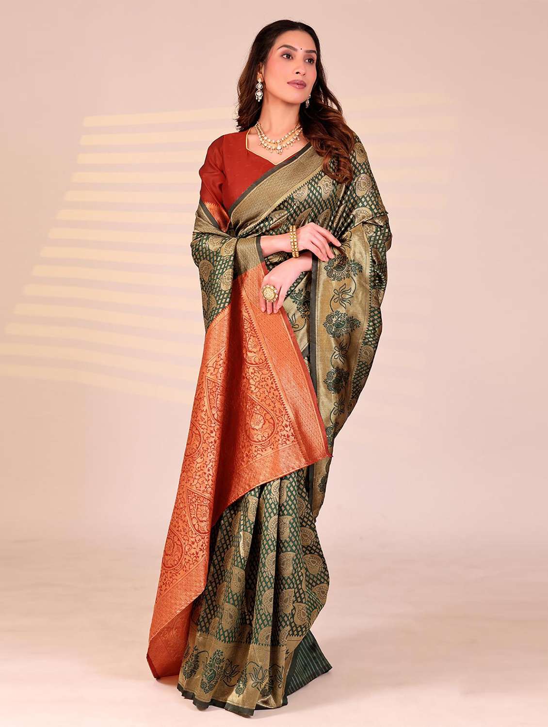 Women Self Design Banarasi Saree With Blouse - 22701858 -  Standard Image - 4