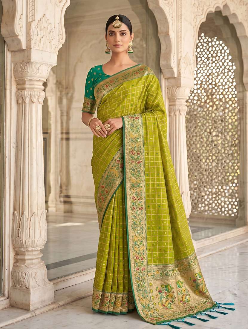 women self design bordered saree with blouse